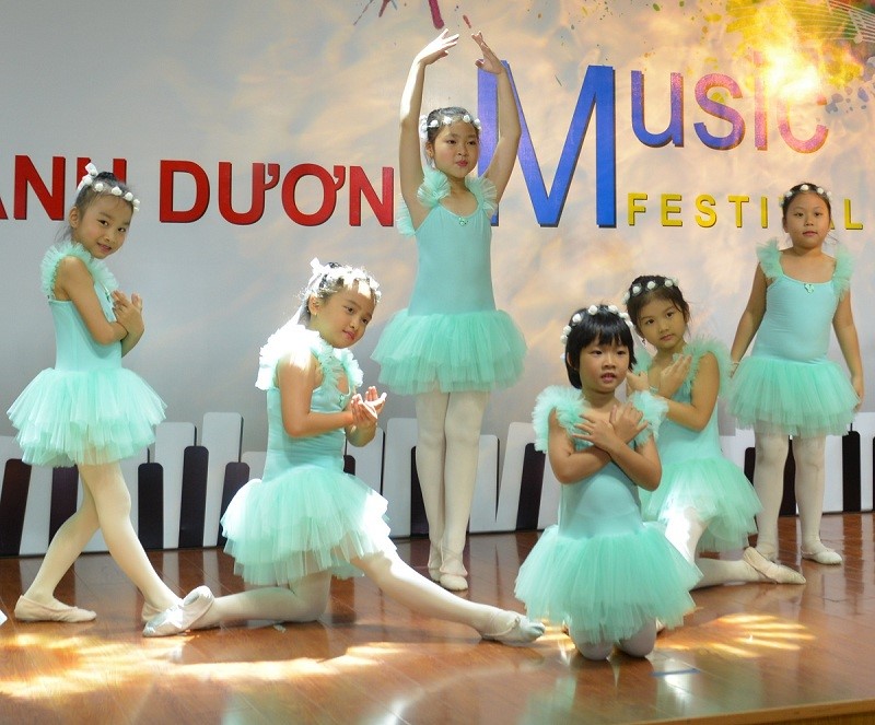 Lớp múa ballet tham gia biểu diễn trong chương trình " Ánh Dương Music fesltival 2018 "