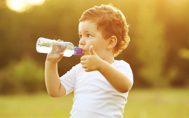 Cho trẻ uống đủ nước mỗi ngày