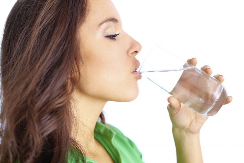 Hãy uống nước nhiều hơn để bổ sung độ ẩm cho môi