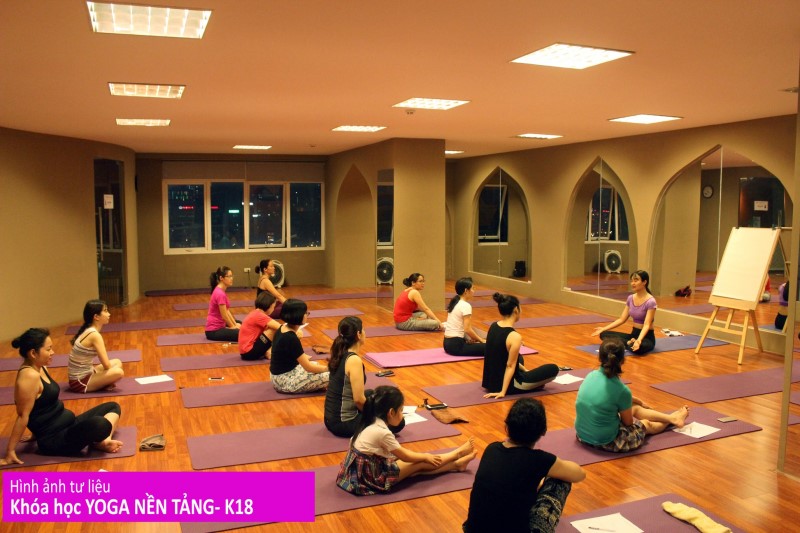 Không gian một buổi tập tại Gana Yoga Center