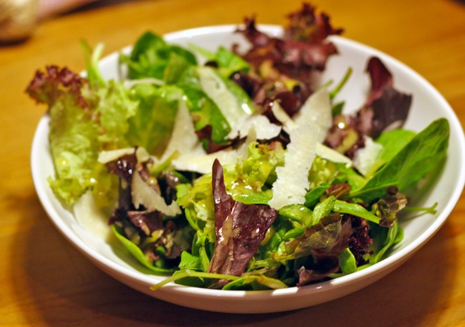 Là gia vị không thể thiếu cho các món salad, rau trộn, gỏi, đồ chua,… tăng thêm hương vị hấp dẫn cho các món rau, làm bữa ăn thêm ngon miệng